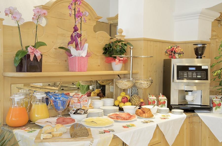 Hotel Garni Posta Форно ди Золдо Екстериор снимка